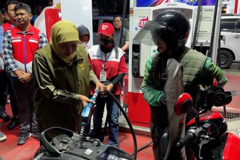 Gubernur Jatim Pastikan Pasokan BBM Aman, Minta Publik Jangan Panic Buying