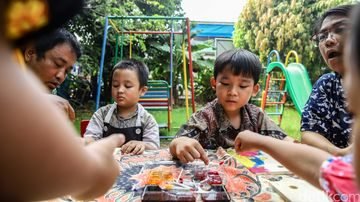 Hari Batik Nasional, Siswa SD di Jakarta Utara Belajar Membatik di Atas Kayu
