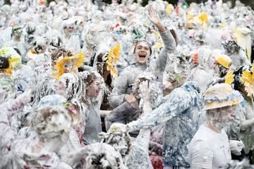 Ospek Unik di Skotlandia: Mahasiswa St Andrews Perang Busa untuk Amal