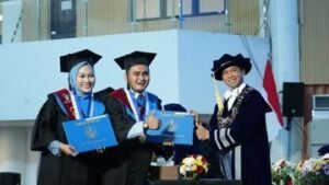 Pasangan Suami Istri Ini Raih Gelar Doktor Bersama dari ITS