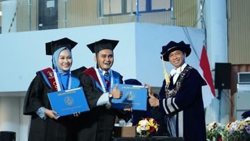 Pasangan Suami Istri Ini Raih Gelar Doktor Bersama dari ITS