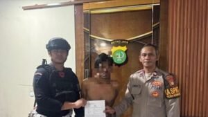 Patroli Dini Hari Brimob Berbuah Tangkapan Terduga Maling di Halte TransJakarta Bekasi