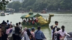 Petugas Sampah Jakarta Barat Ciptakan Perahu Unik dari Ribuan Botol Bekas