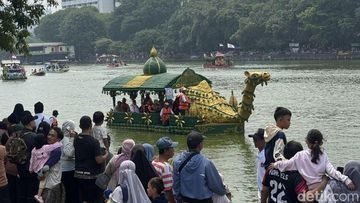 Petugas Sampah Jakarta Barat Ciptakan Perahu Unik dari Ribuan Botol Bekas